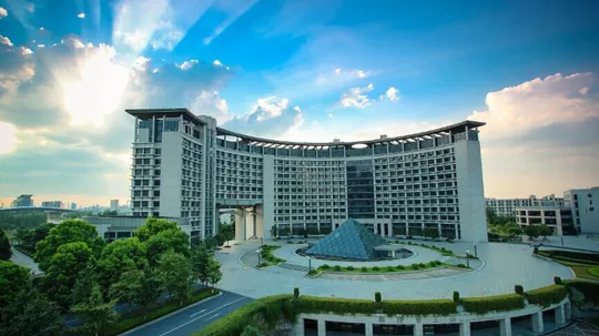 Чжэцзянский торгово‑промышленный университет